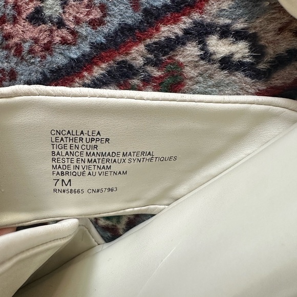 Caslon Calla Cream Sandals with Cross-Strap Design - Picture 8 of 10